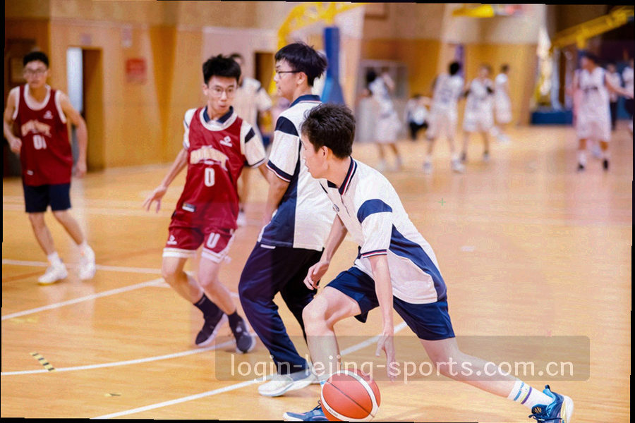 广角低角度球场画面，跑动位置之上覆盖青色数据条与对照刻度